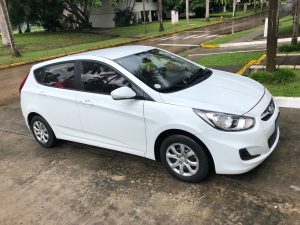 Hyundai Accent 2015 blanco de cuatro puertas. Año 2015. Cambio de marchas automático. Hachback. En perfecto estado. 71.000 kms. Solo ha circulado por Ciudad de Panamá. Ha estado siempre en garaje. Todo su servicio en Petroautos. A/C, lector dvd, equipamientos...